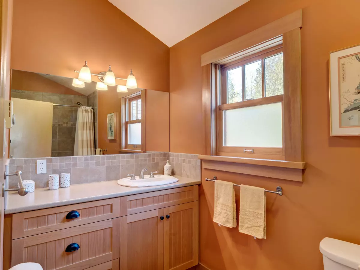 Laundry Room Photo of 6373 N Gale Avenue, Sechelt, BC