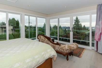 Basement Recreation Room Photo of 2010 Queens Avenue, West Vancouver, BC