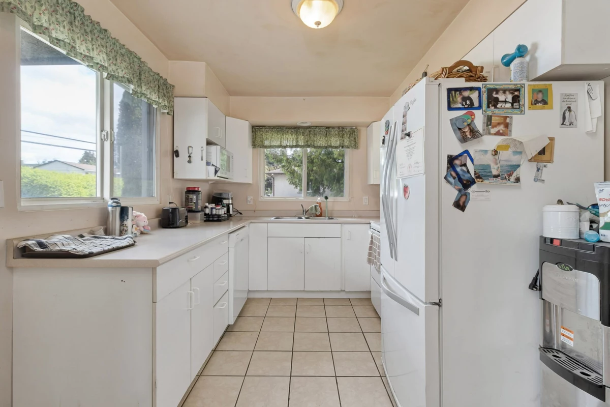 Kitchen Island Photo of 10184 127 Street, Surrey, BC