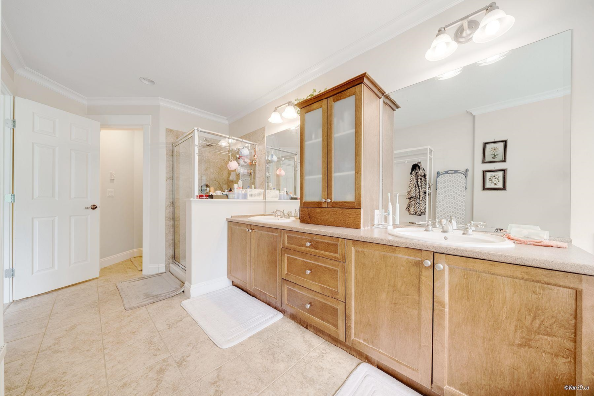 Walk-In Closet Photo of 11353 154a Street, Surrey, BC