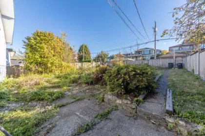 Garden / Landscaping Photo of 6096 Service Street, Burnaby, BC
