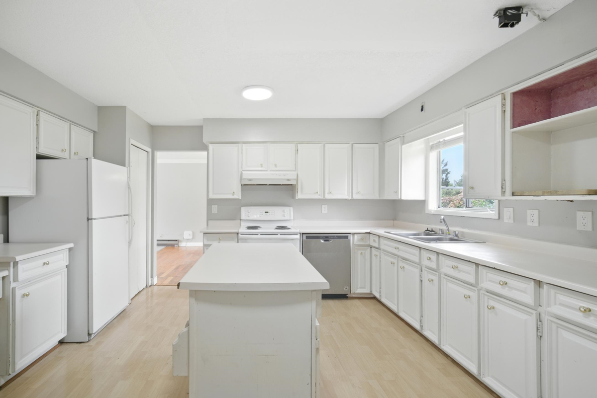 Kitchen Island Photo of 10065 Dublin Drive, Chilliwack, BC