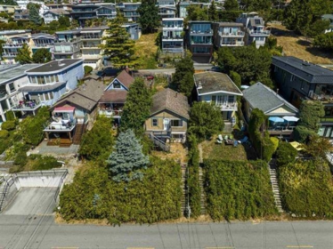15253 Victoria Avenue, White Rock, BC, White Rock — Single Family Residence for sale