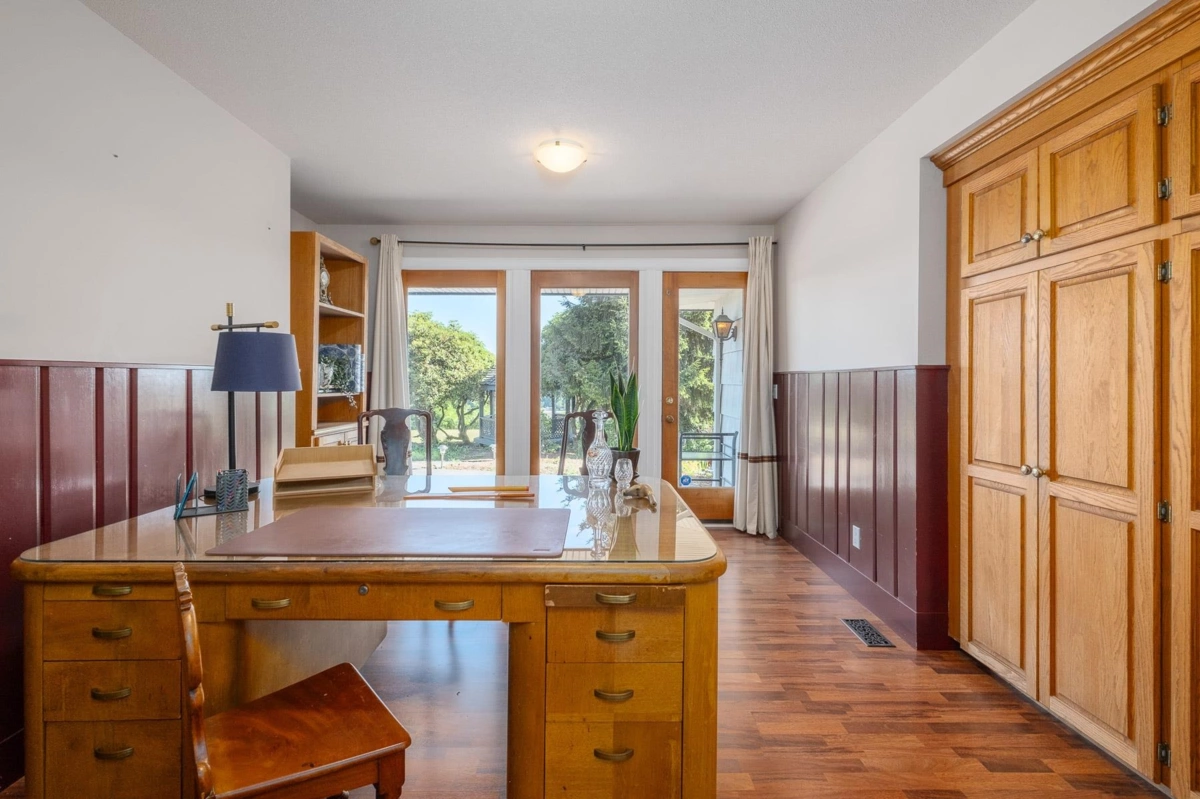 Entry Foyer Photo of 21850 River Road, Maple Ridge, BC
