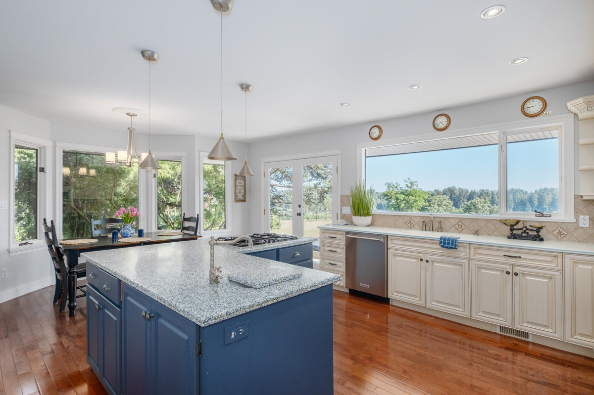 Primary Bathroom Photo of 21850 River Road, Maple Ridge, BC