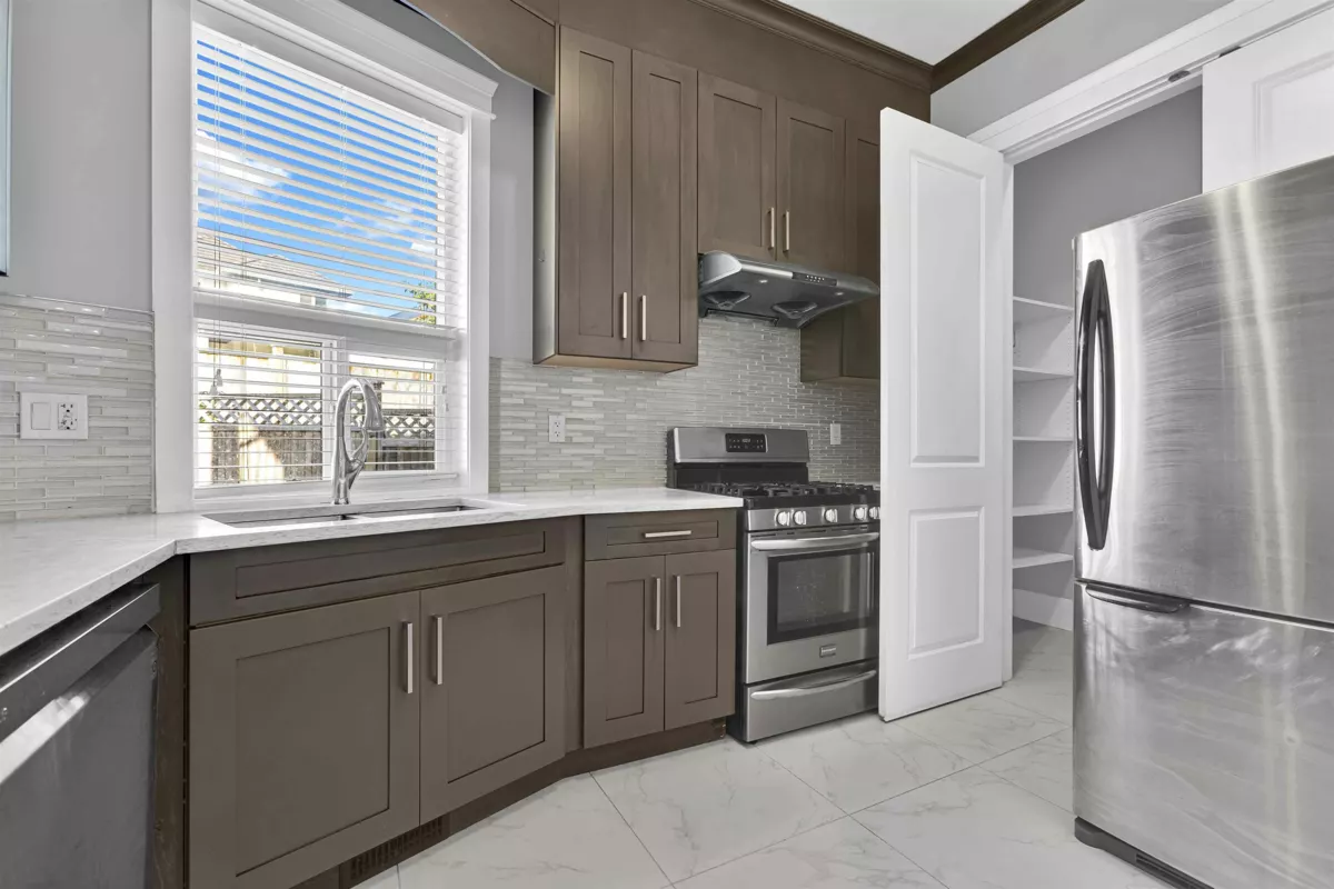 Primary Bathroom Photo of 14856 75a Avenue, Surrey, BC