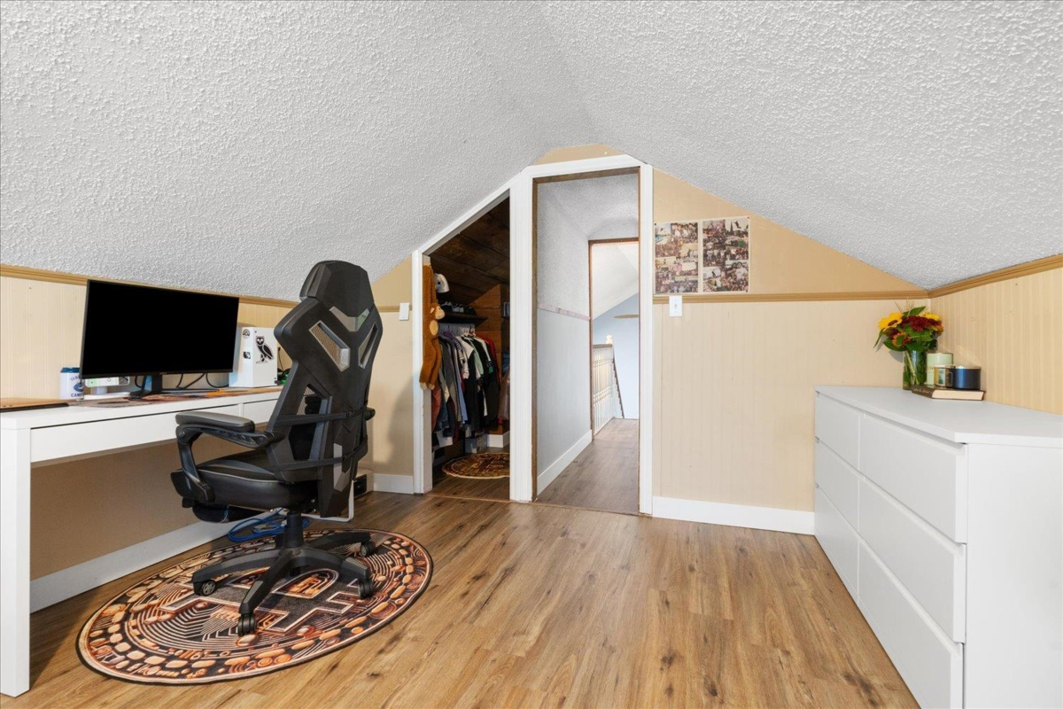 Hallway Photo of 7123 Rochester Avenue, Chilliwack, BC