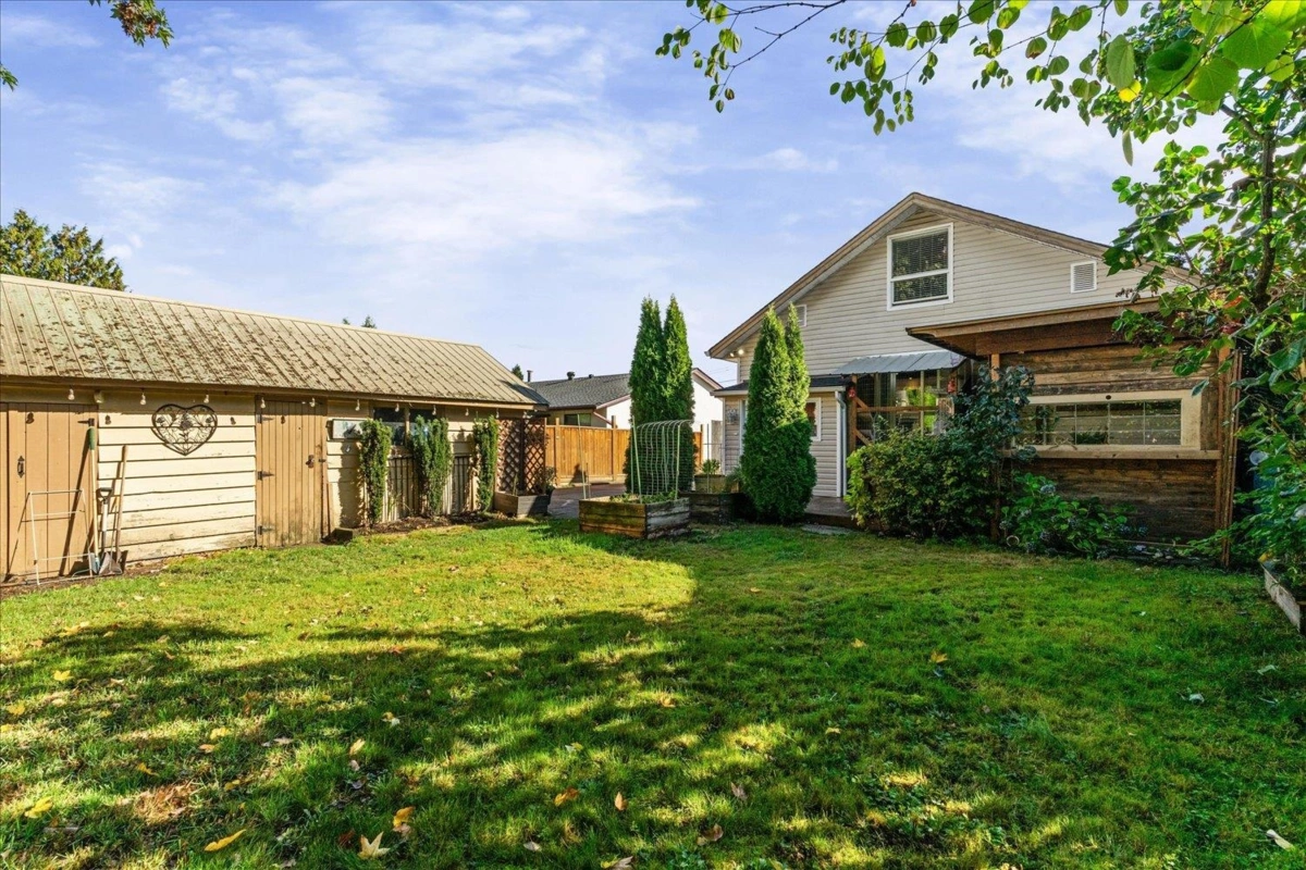 Swimming Pool Photo of 7123 Rochester Avenue, Chilliwack, BC