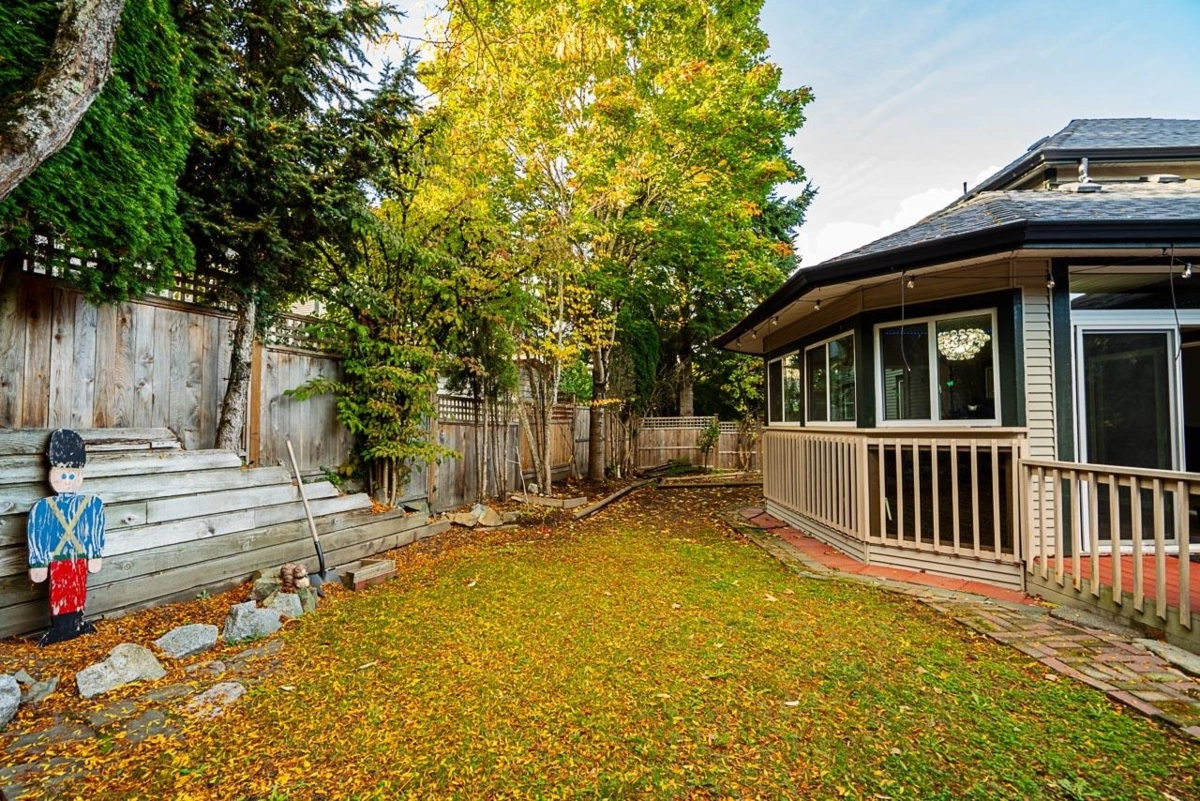 Front Yard Photo of 14616 75a Avenue, Surrey, BC
