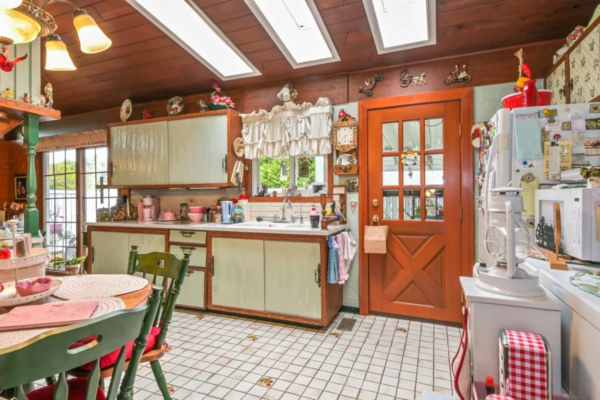Kitchen Island Photo of 14086 77a Avenue, Surrey, BC