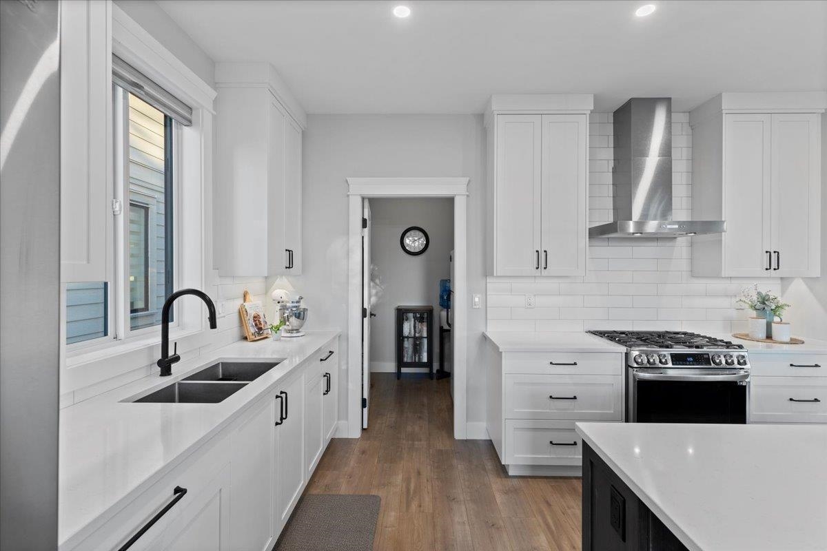 Walk-In Closet Photo of 17 4217 Old Clayburn Road, Abbotsford, BC