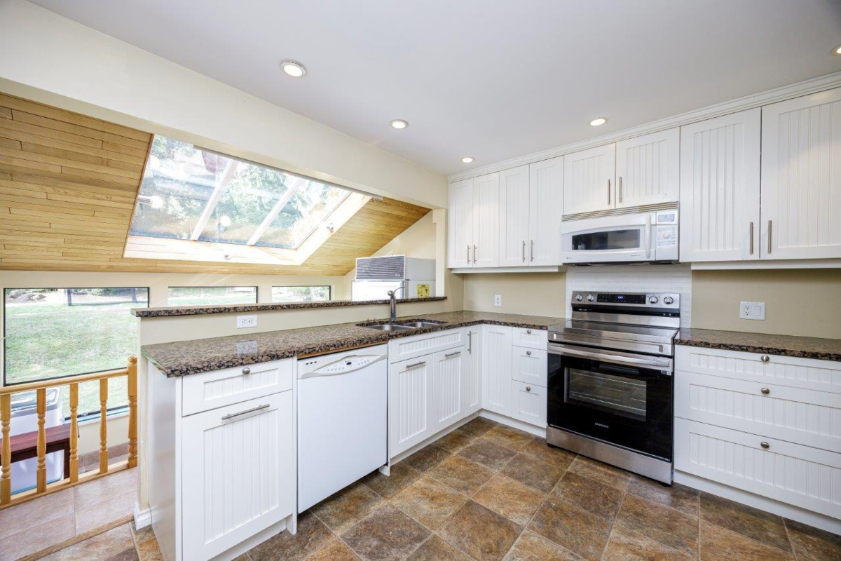 Kitchen Island Photo of 1427 Appin Road, North Vancouver, BC