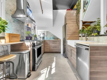 83 Alexander Street, Vancouver, BC