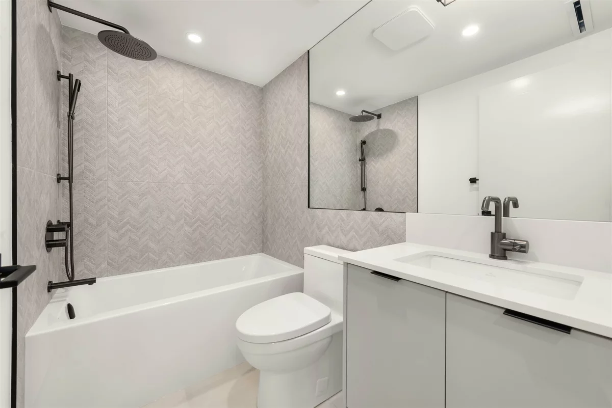 Hot Tub / Spa Photo of 1 365 E 33rd Avenue, Vancouver, BC