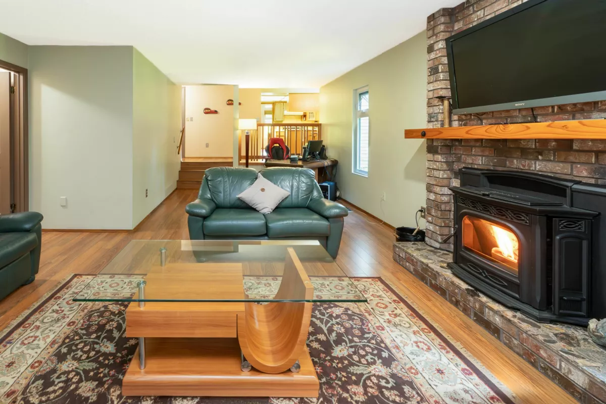 Kitchen Island Photo of 1833 133a Street, Surrey, BC