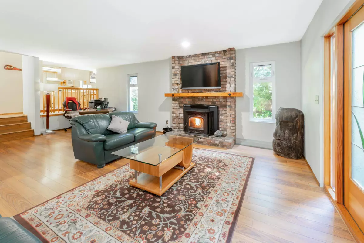 Kitchen Photo of 1833 133a Street, Surrey, BC