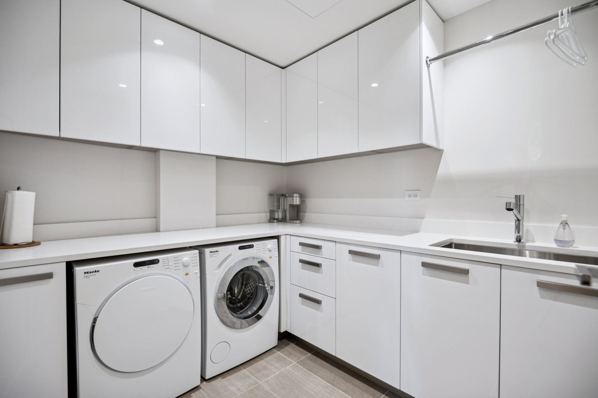 Backyard Photo of 209 1355 Bellevue Avenue, West Vancouver, BC