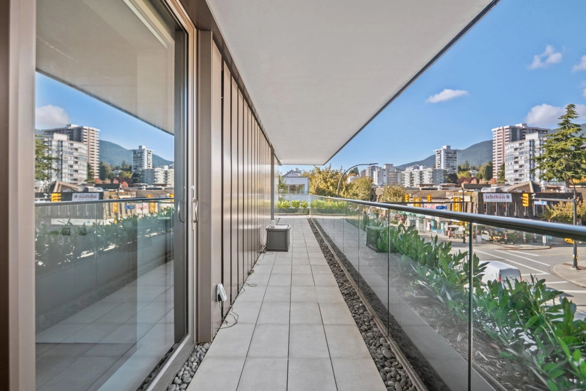 Front Yard Photo of 209 1355 Bellevue Avenue, West Vancouver, BC