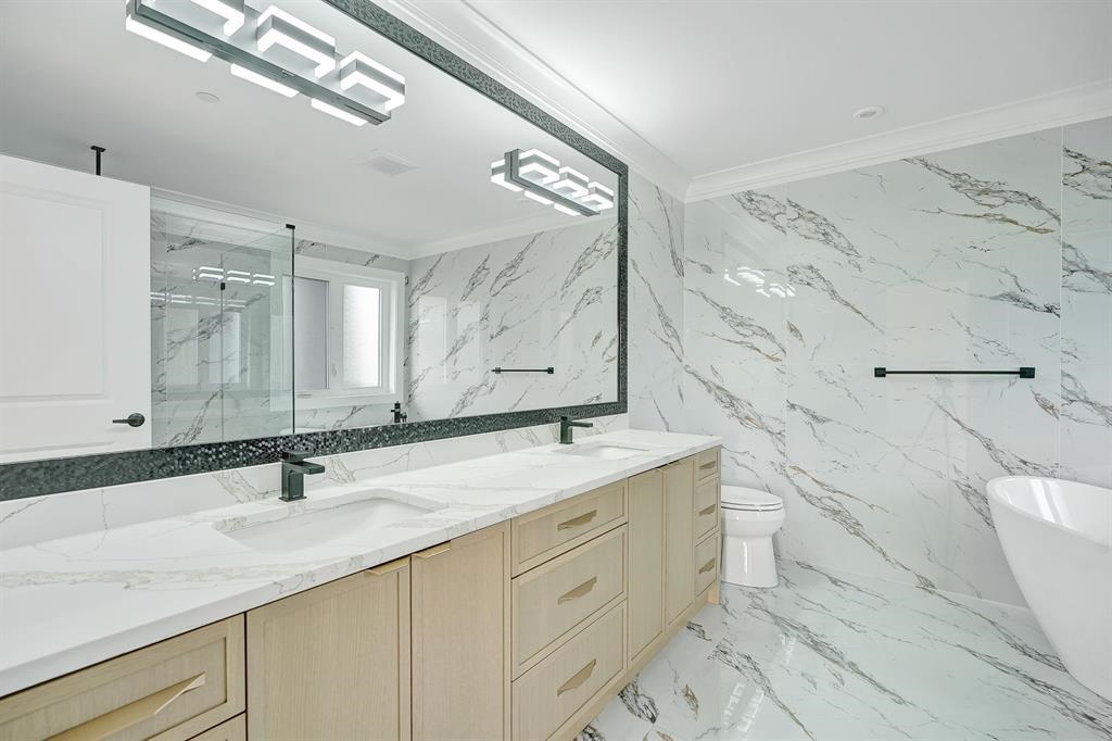 Powder Room Photo of 13915 Blackburn Avenue, White Rock, BC