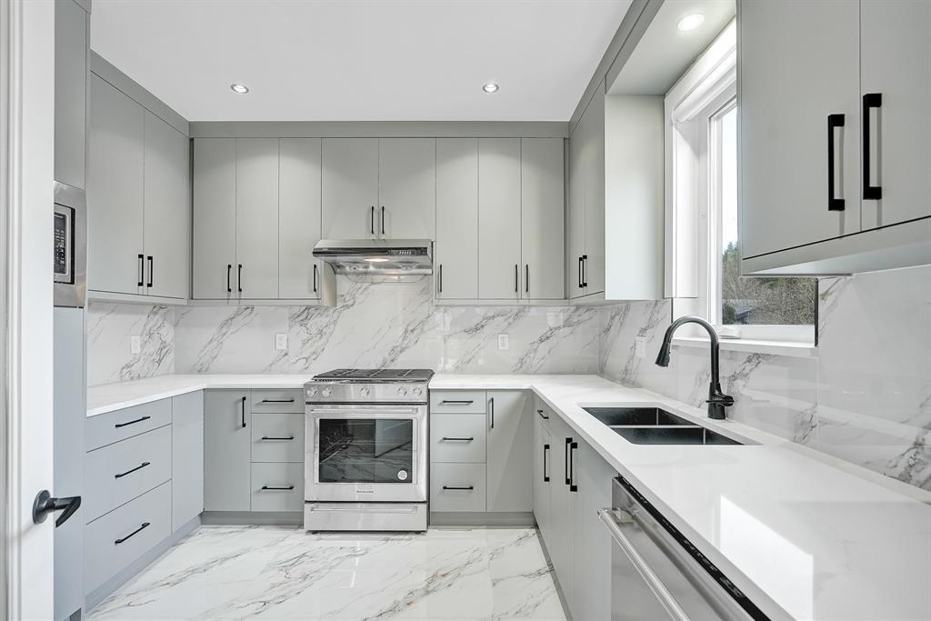 Primary Bathroom Photo of 13915 Blackburn Avenue, White Rock, BC