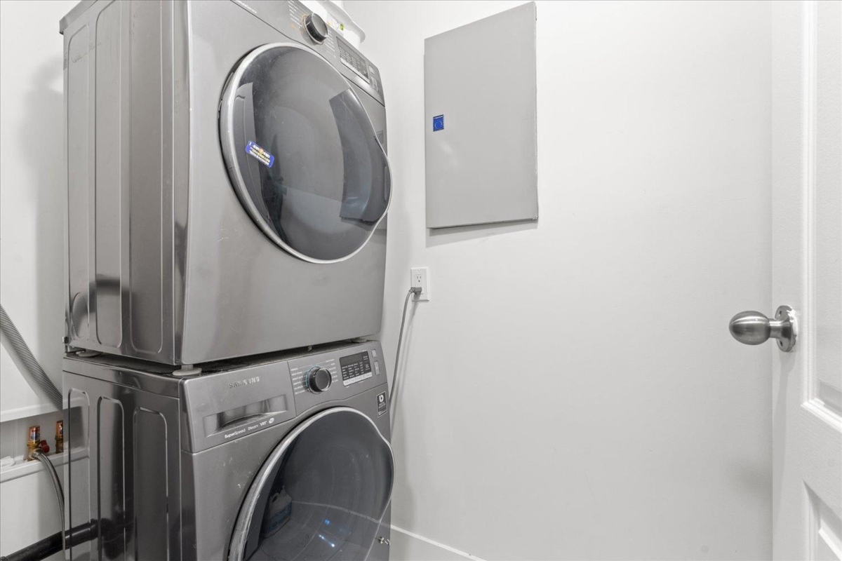 Guest Bathroom Photo of 406 33708 King Road, Abbotsford, BC