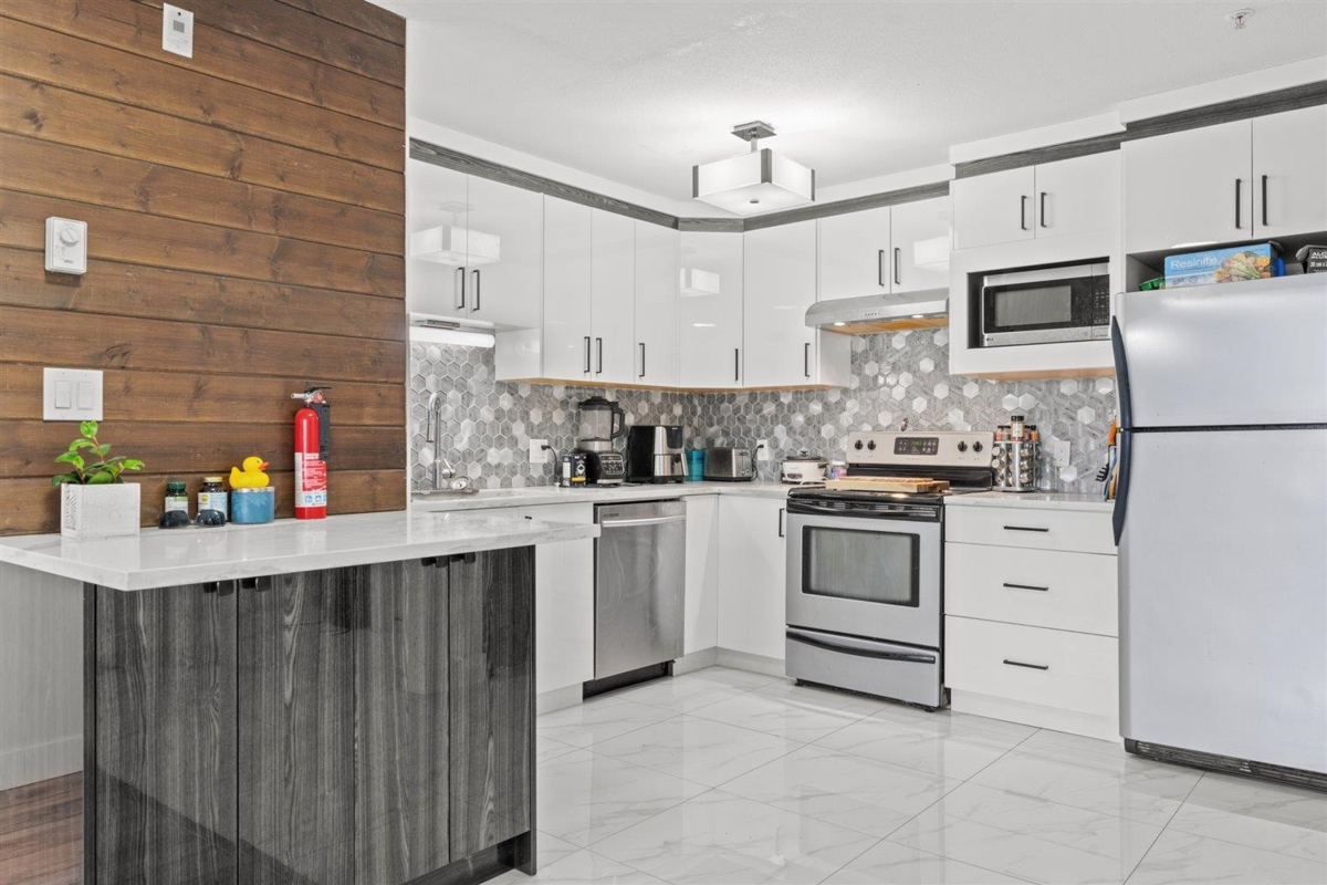 Kitchen Photo of 406 33708 King Road, Abbotsford, BC