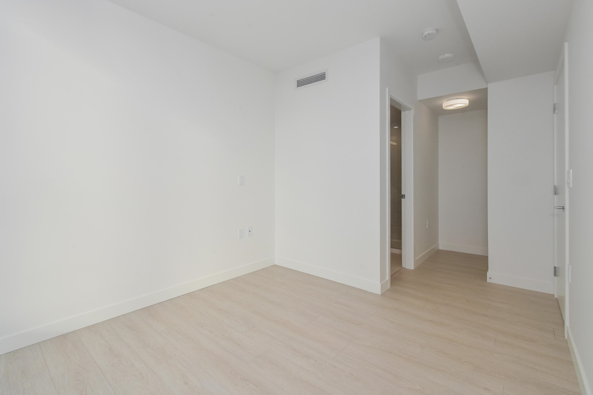 Primary Bathroom Photo of 1805 13675 107a Avenue, Surrey, BC