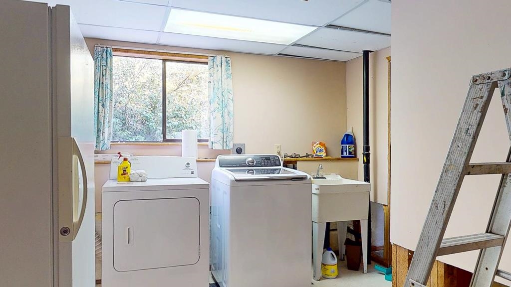 Mudroom Photo of 6481 Reeves Road, Sechelt, BC