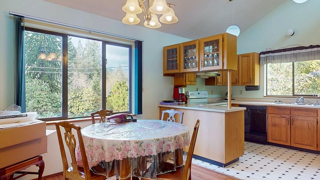 Walk-In Closet Photo of 6481 Reeves Road, Sechelt, BC