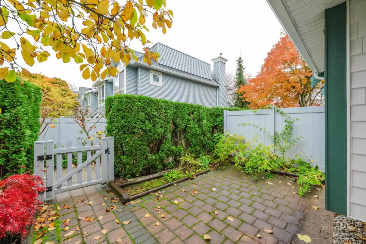 Kitchen Island Photo of 7431 Magnolia Terrace, Burnaby, BC