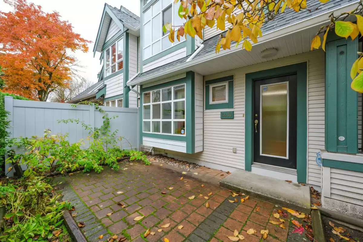 Living Room Photo of 7431 Magnolia Terrace, Burnaby, BC