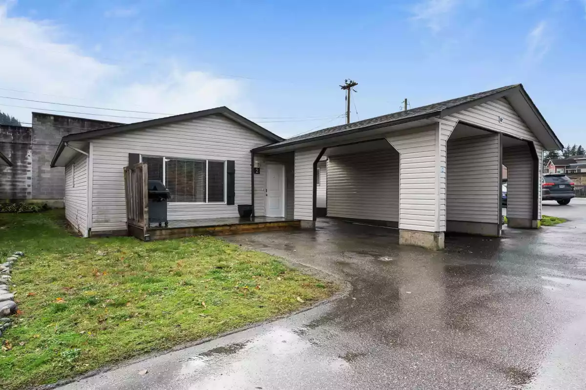 Kitchen Island Photo of 2 5648 Vedder Road, Chilliwack, BC