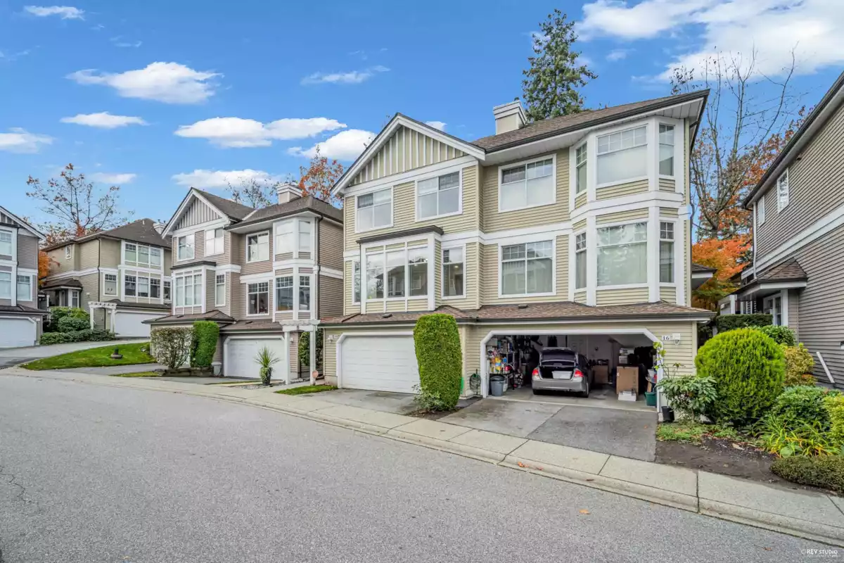 Kitchen Island Photo of 19 5950 Oakdale Road, Burnaby, BC
