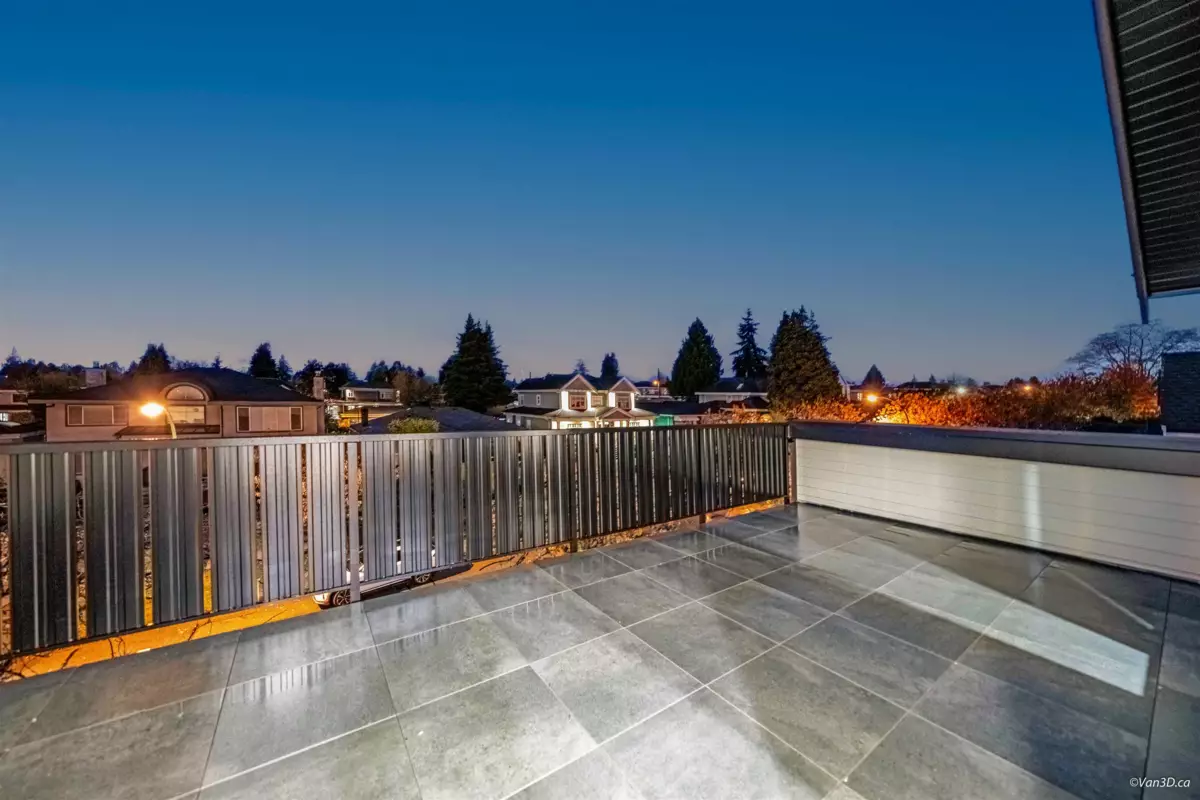 Backyard Photo of 1 6730 Heather Street, Vancouver, BC