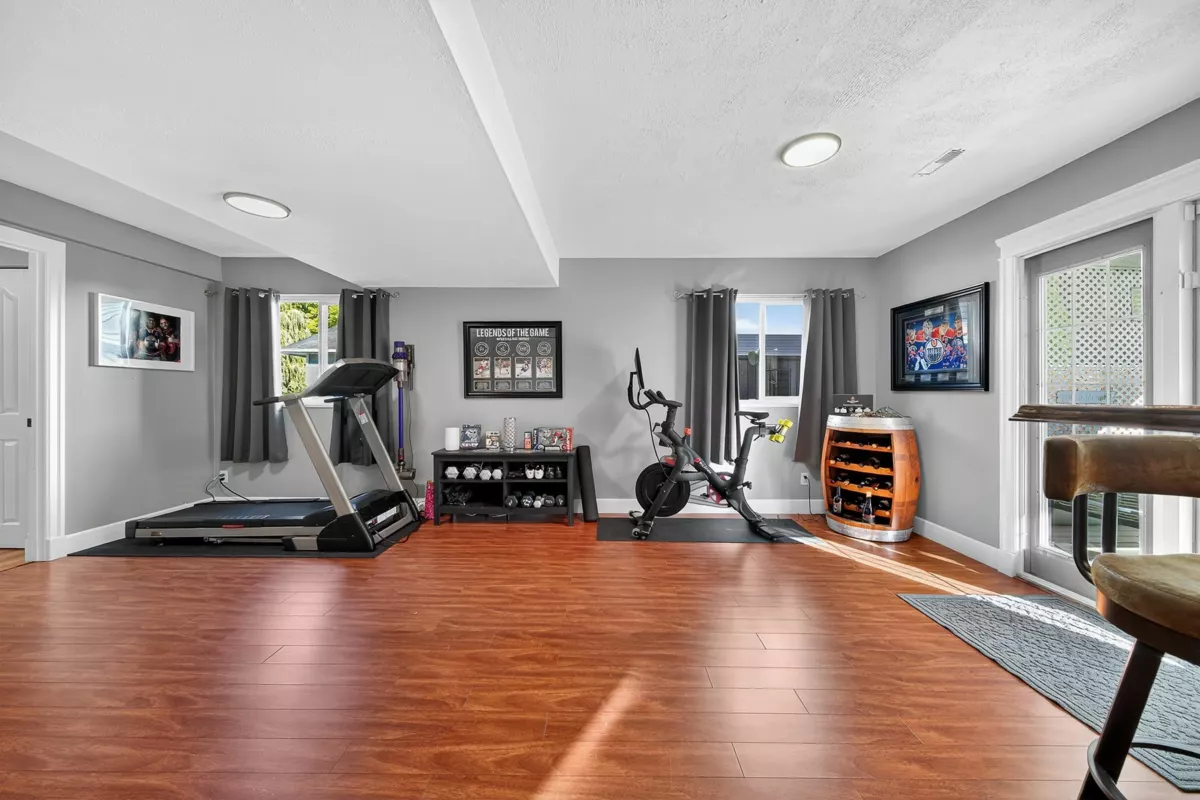 Guest Bathroom Photo of 20140 Bruce Avenue, Maple Ridge, BC