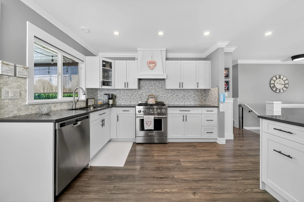 Kitchen Island Photo of 20140 Bruce Avenue, Maple Ridge, BC