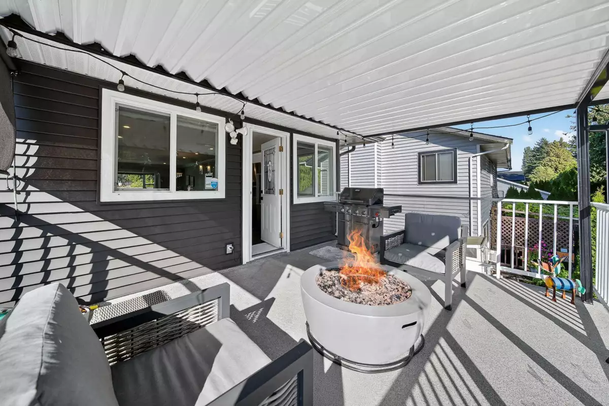 Mudroom Photo of 20140 Bruce Avenue, Maple Ridge, BC