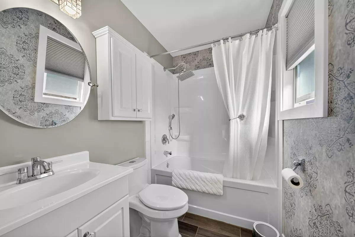 Primary Bathroom Photo of 20140 Bruce Avenue, Maple Ridge, BC