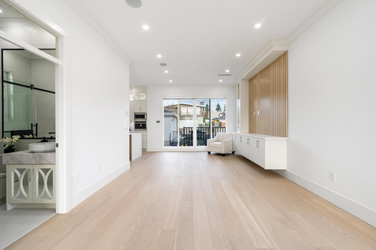 Primary Bathroom Photo of 2 6691 Winch Street, Burnaby, BC