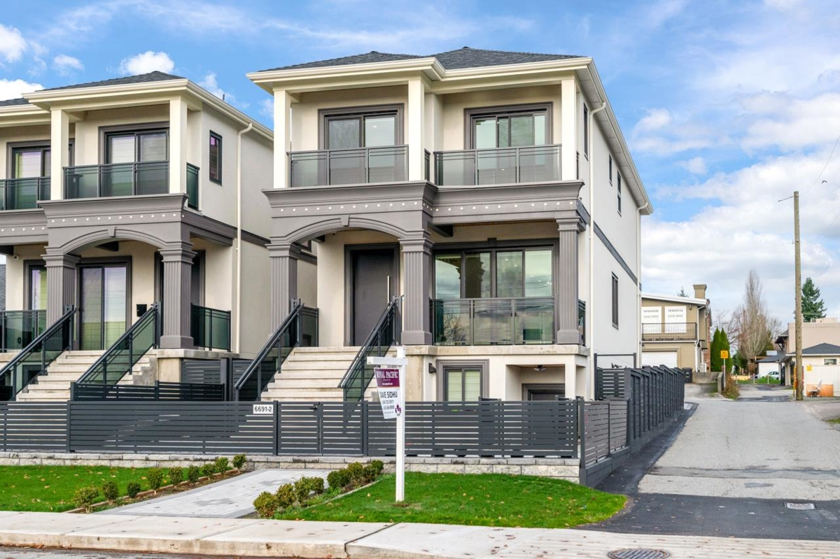 Swimming Pool Photo of 2 6691 Winch Street, Burnaby, BC