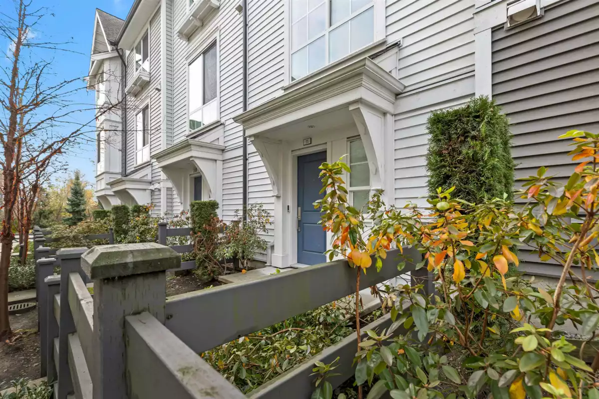 Living Room Photo of 11 2838 Livingstone Avenue, Abbotsford, BC