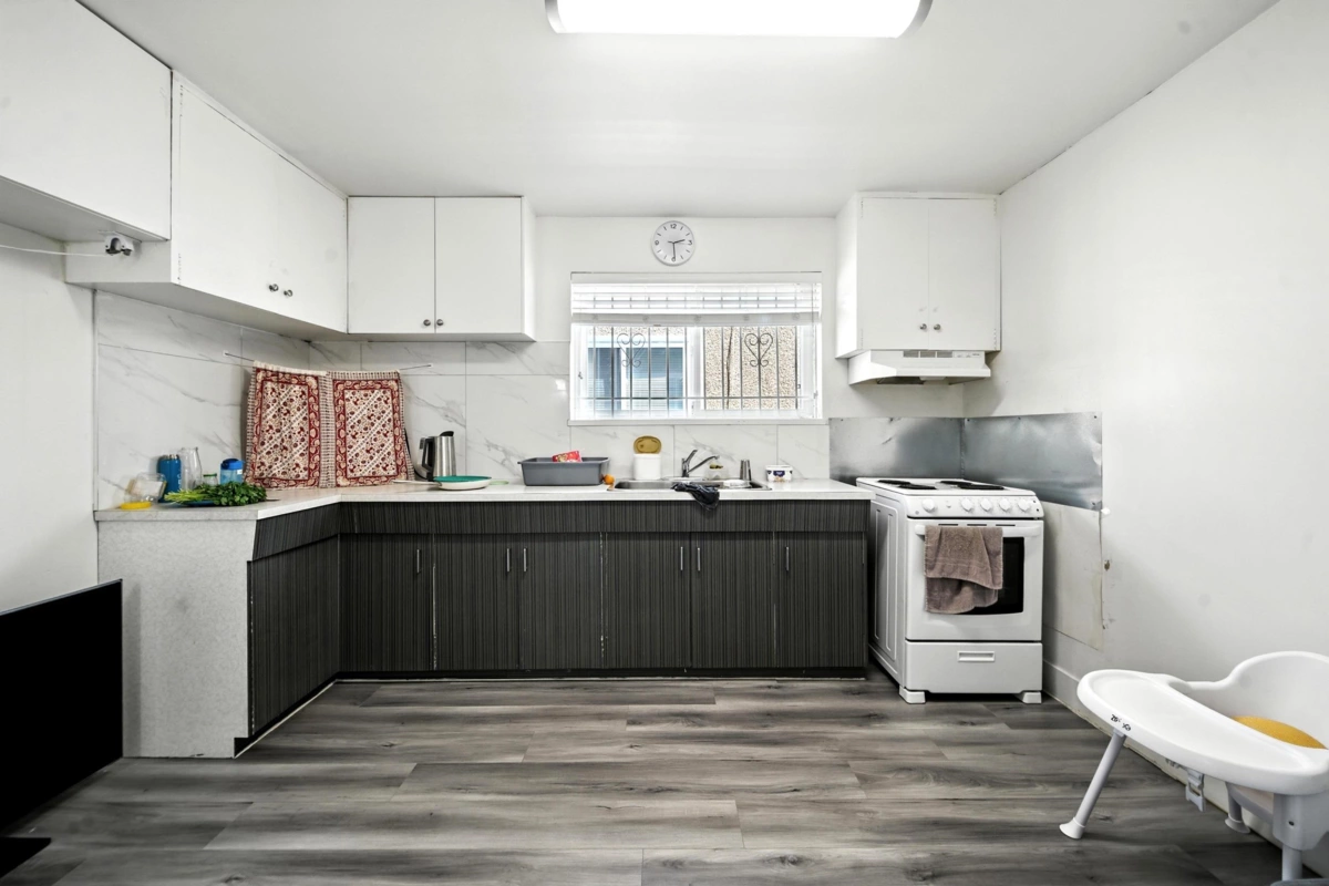 Front Yard Photo of 2545 E 43rd Avenue, Vancouver, BC