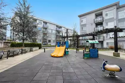 Front Yard Photo of 516 13733 107a Avenue, Surrey, BC