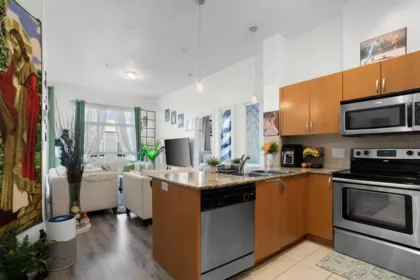 Kitchen Island Photo of 516 13733 107a Avenue, Surrey, BC