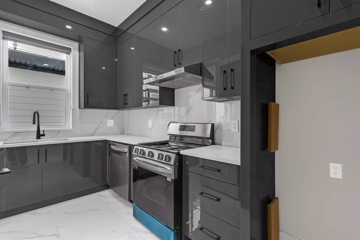 Kitchen Photo of 5942 168 Street, Surrey, BC