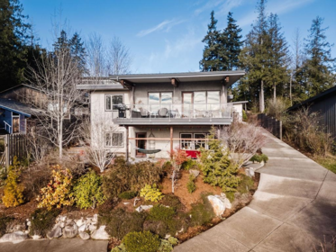 6260 Sunrise Boulevard, Sechelt, BC, Sechelt — Single Family Residence for sale