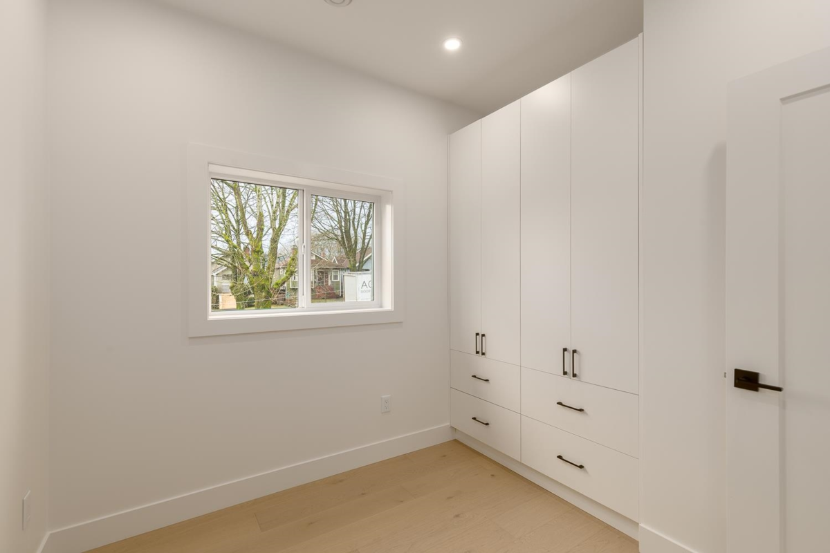 Guest Bathroom Photo of 1 3506 E Pender Street, Vancouver, BC