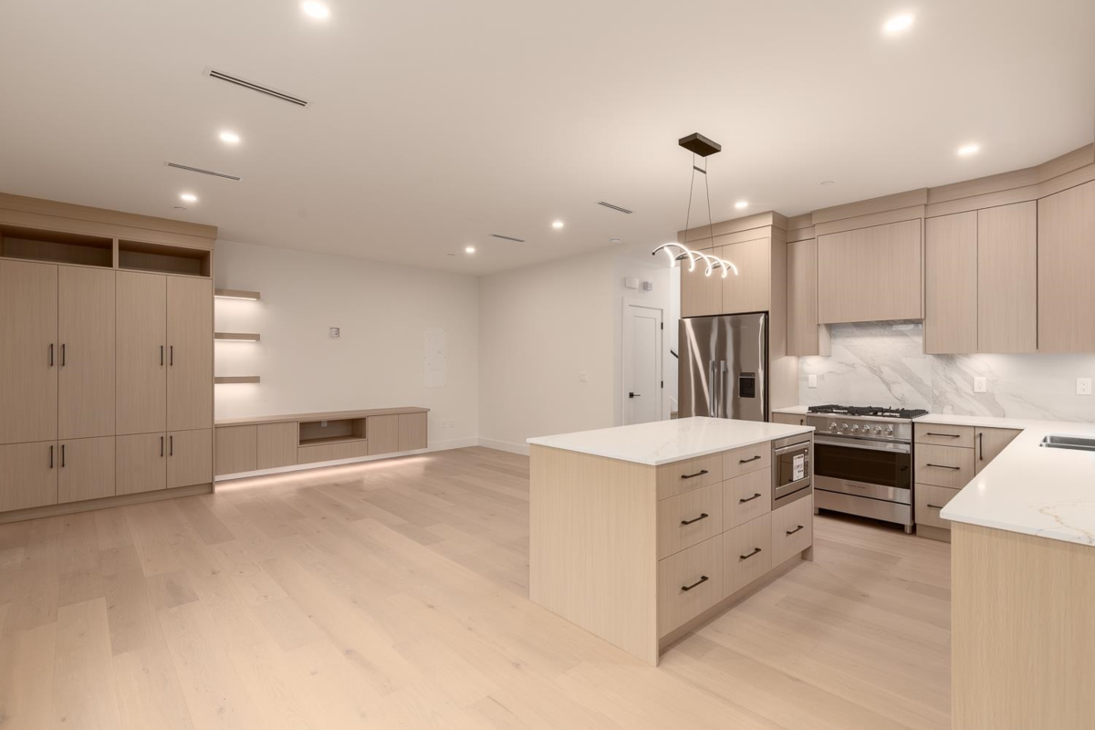 Kitchen Photo of 1 3506 E Pender Street, Vancouver, BC