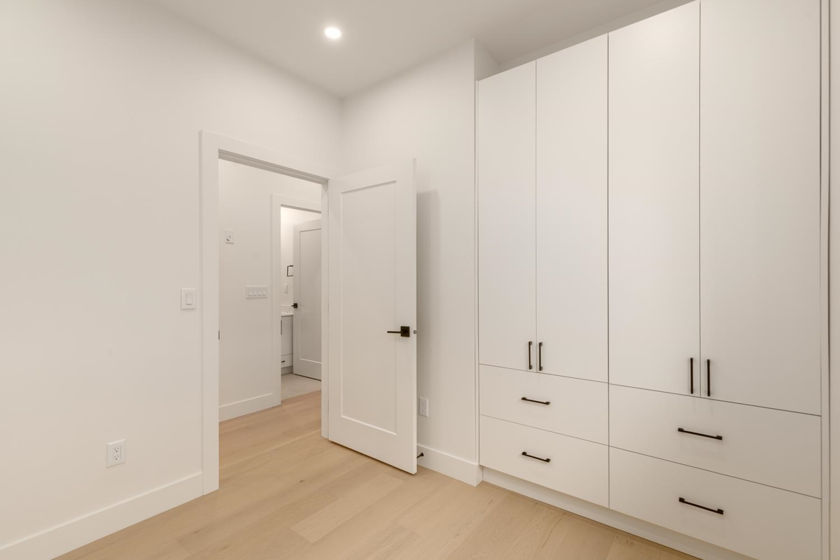 Laundry Room Photo of 1 3506 E Pender Street, Vancouver, BC