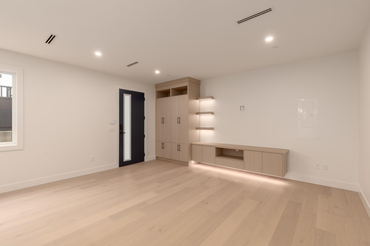 Living Room Photo of 1 3506 E Pender Street, Vancouver, BC